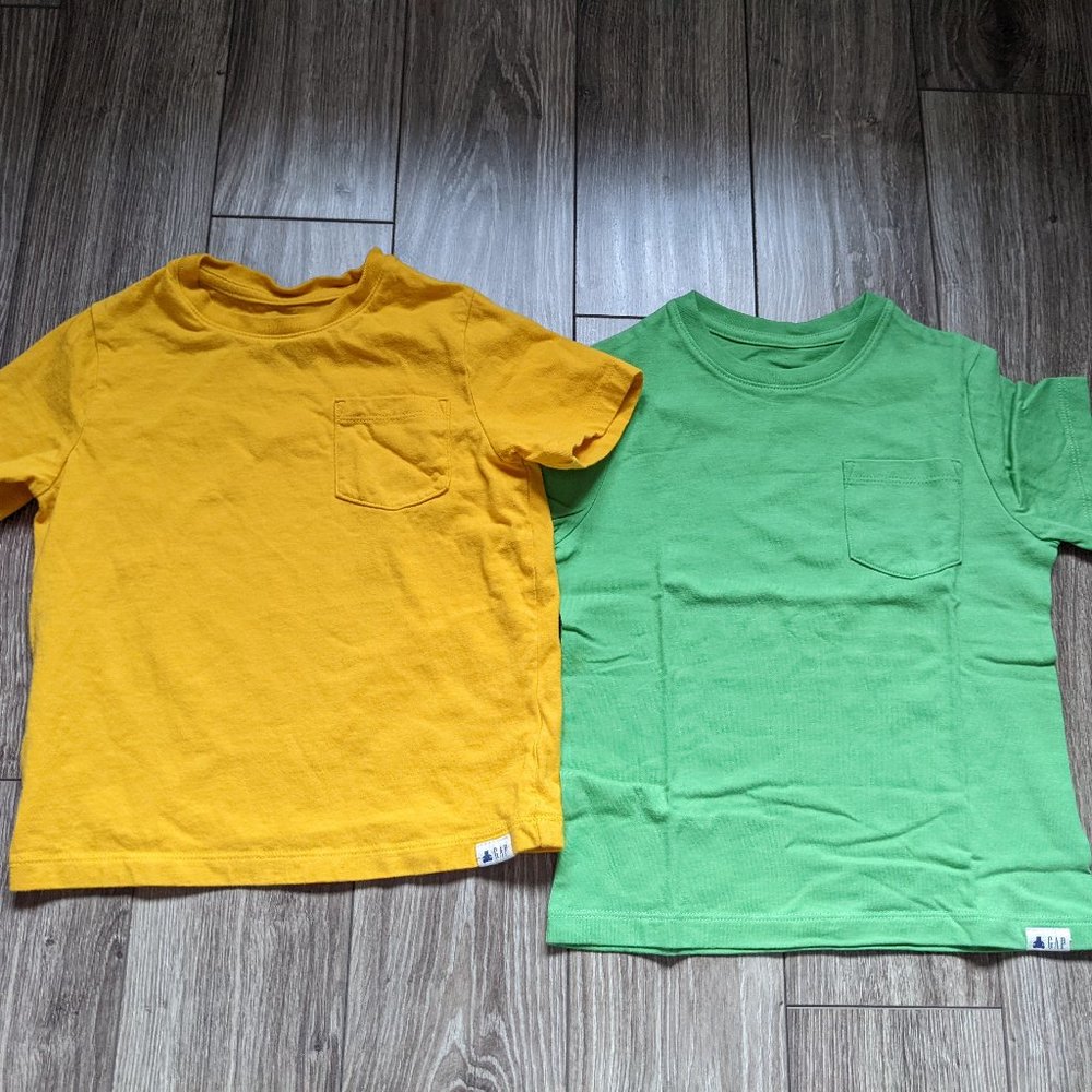 [KIDS 2/$20] EUC Toddler Boy (4T*) - GAP 2pcs. Short Sleeve Pocket Tees